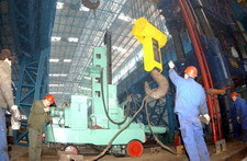 吊裝“巨無(wú)霸”(圖)_新聞中心_新浪網(wǎng)